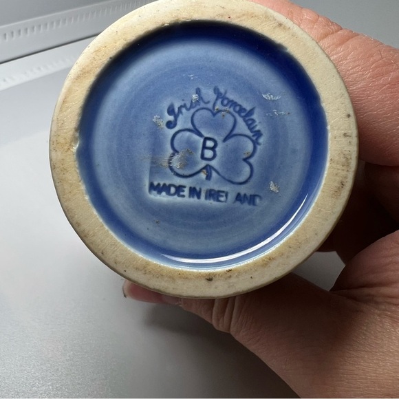 Vintage Wade Ireland Porcelain Small Vase Urn, 4 1/2" Shamrock - Picture 5 of 7